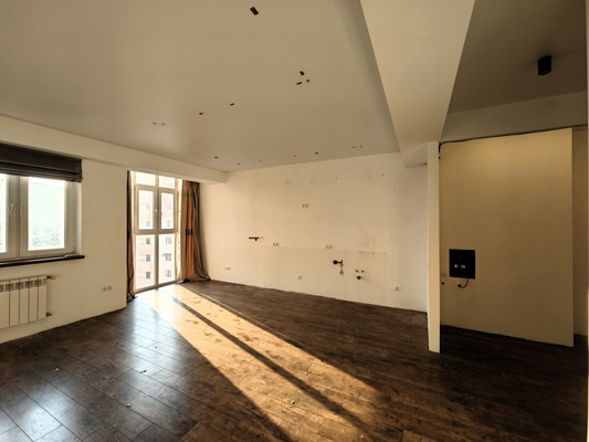 Купить --комнатную квартиру