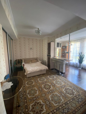 Купить --комнатную квартиру